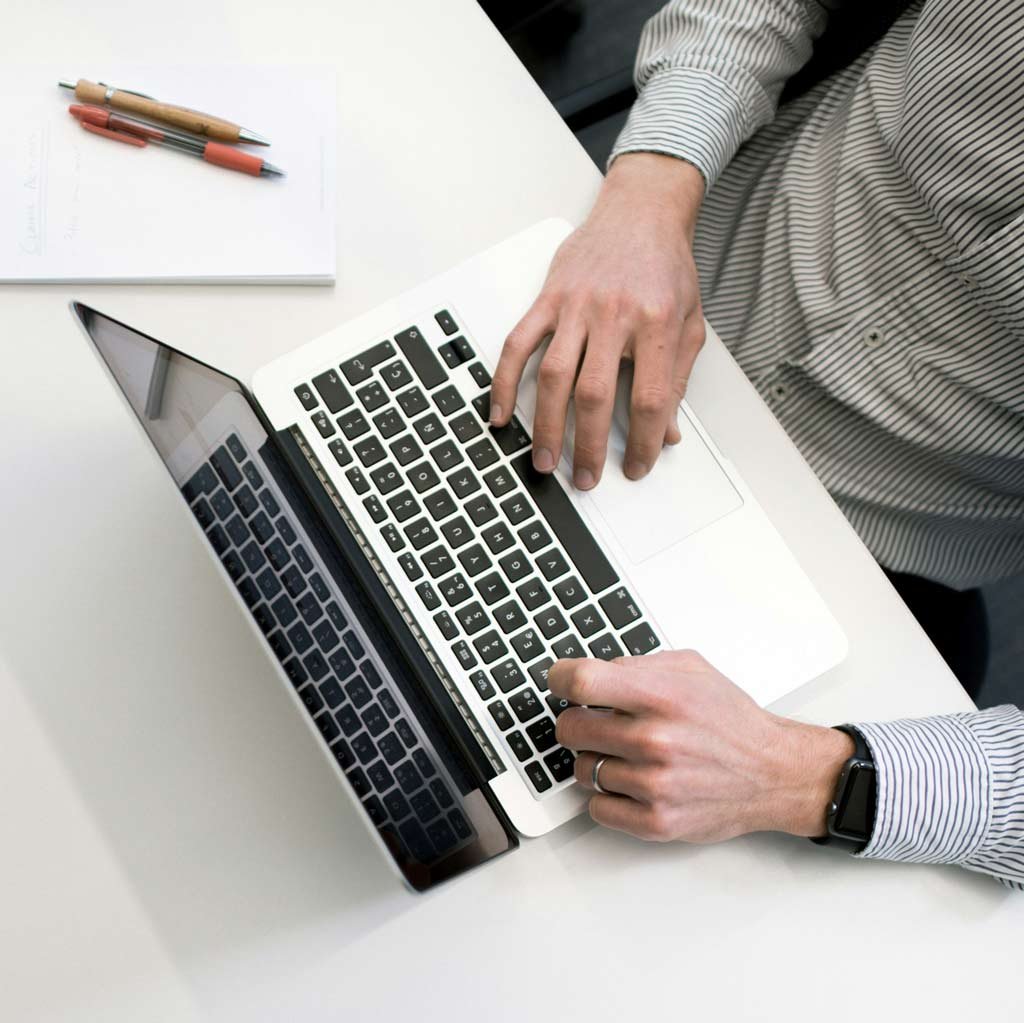 Persona con disabilità che riesce a vedere bene lo schermo di un pc